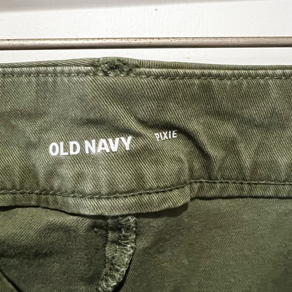🛍️ Old Navy Olive Green Pixie Pants